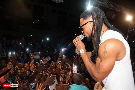  Nigerain Superstar Flavour's Saigon Surprise! A Fusion of Highlife Beats and Vietnamese Soul?