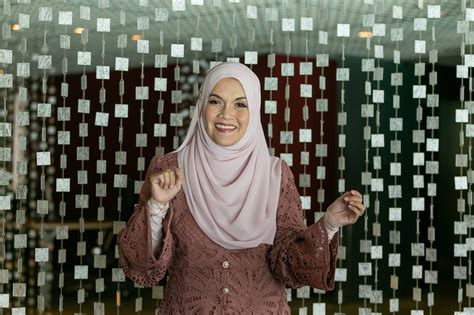 The Aishah Singer Concert: A Melodious Explosion of Talent and Malaysian Charm!